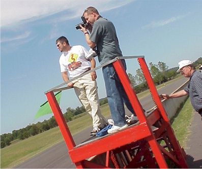 workers1_400.jpg (27801 bytes)